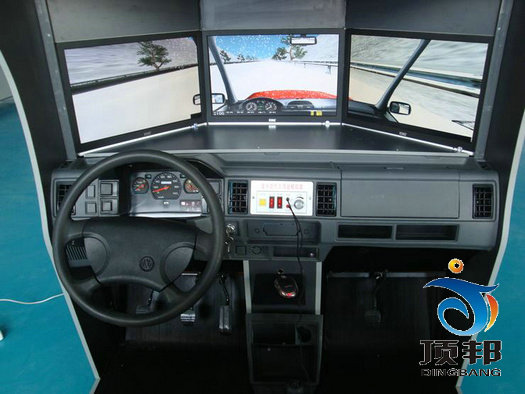 三屏幕超豪华汽车驾驶模拟器