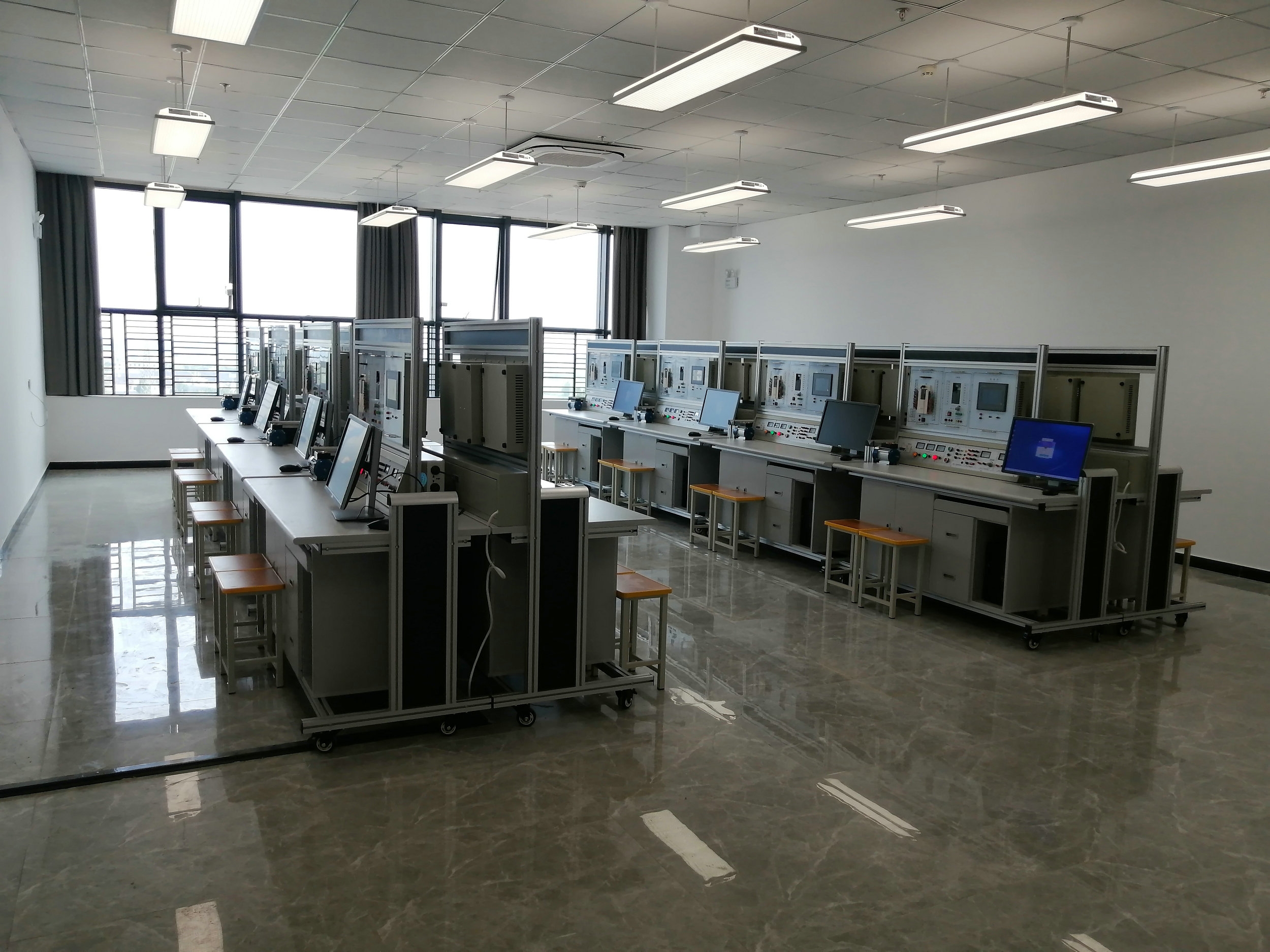 网络型PLC可编程控制器、变频调速及电气控制实验装置(图4) 网络型PLC可编程控制器实验装置