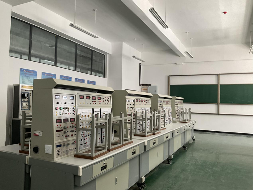 智能型电工技术实验装置(图3) 智能型电工技术实验装置